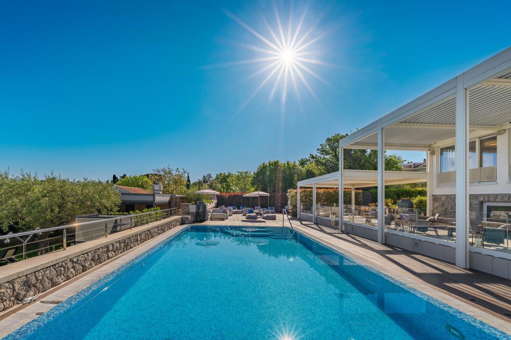 Hotel Vila Rova Malinska Esterno foto